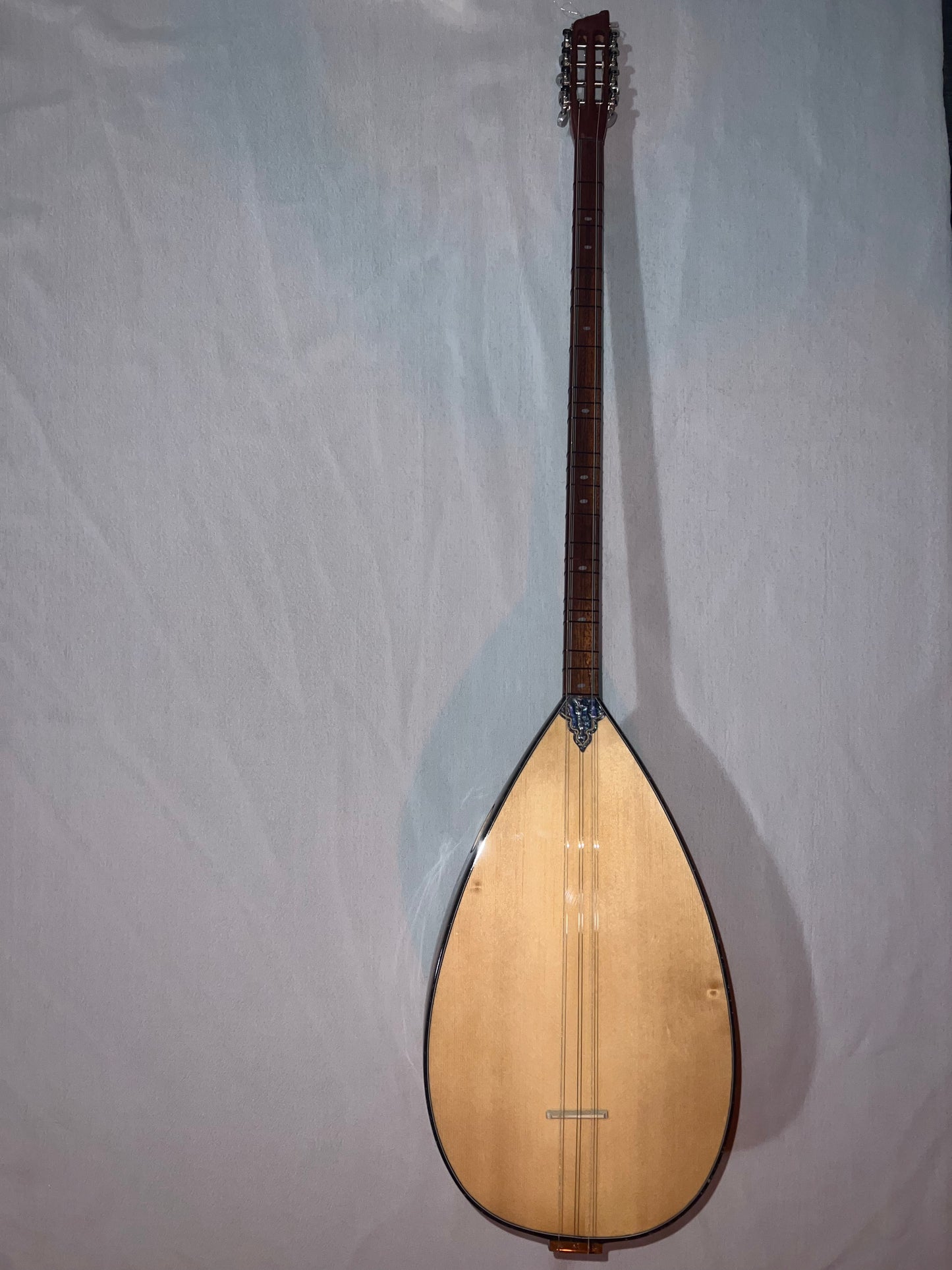 SAZ Manche Long – Caisse en Noyer et Table en Épicéa